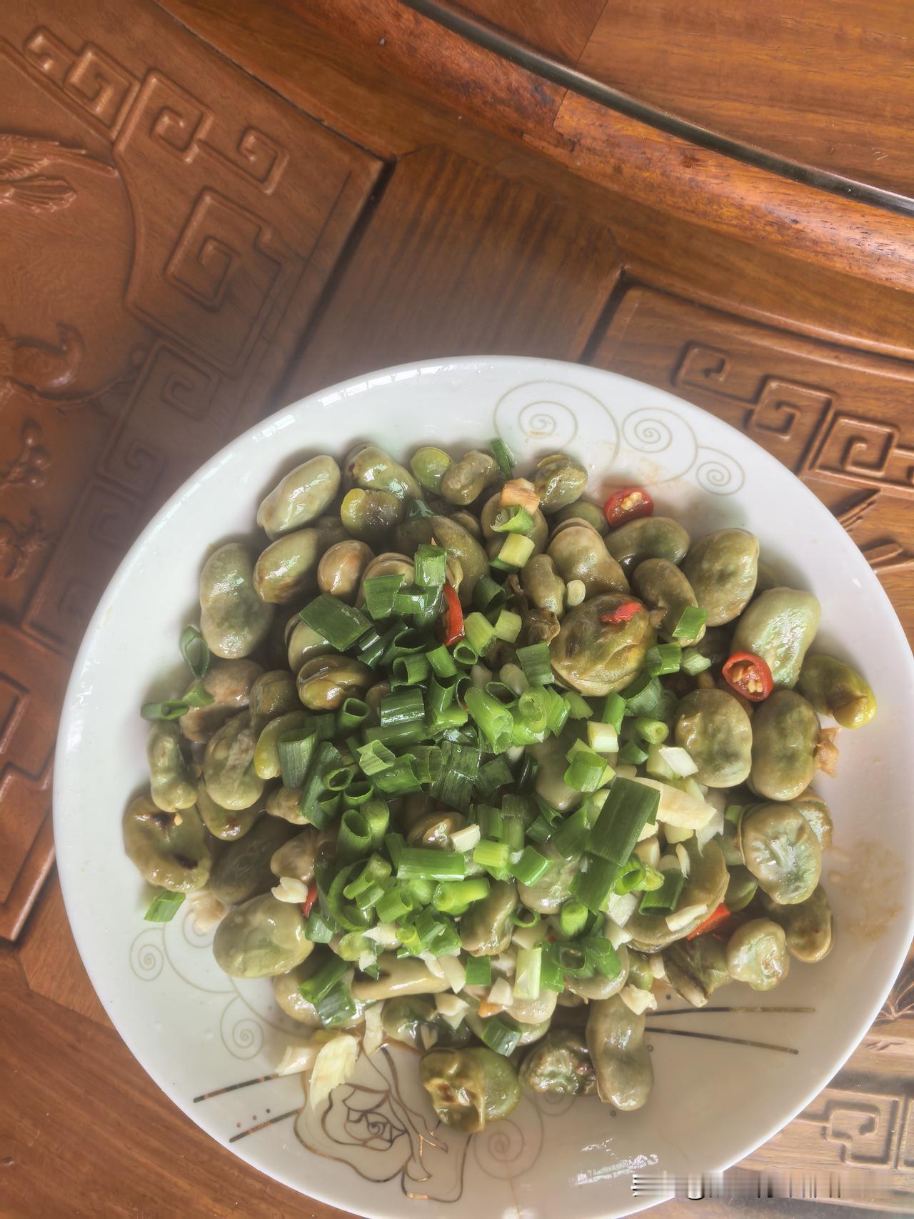 今天中午，用家中老人亲手种的新鲜蚕豆做了一道油浇蚕豆，做法如下：
1. 蚕豆必须
