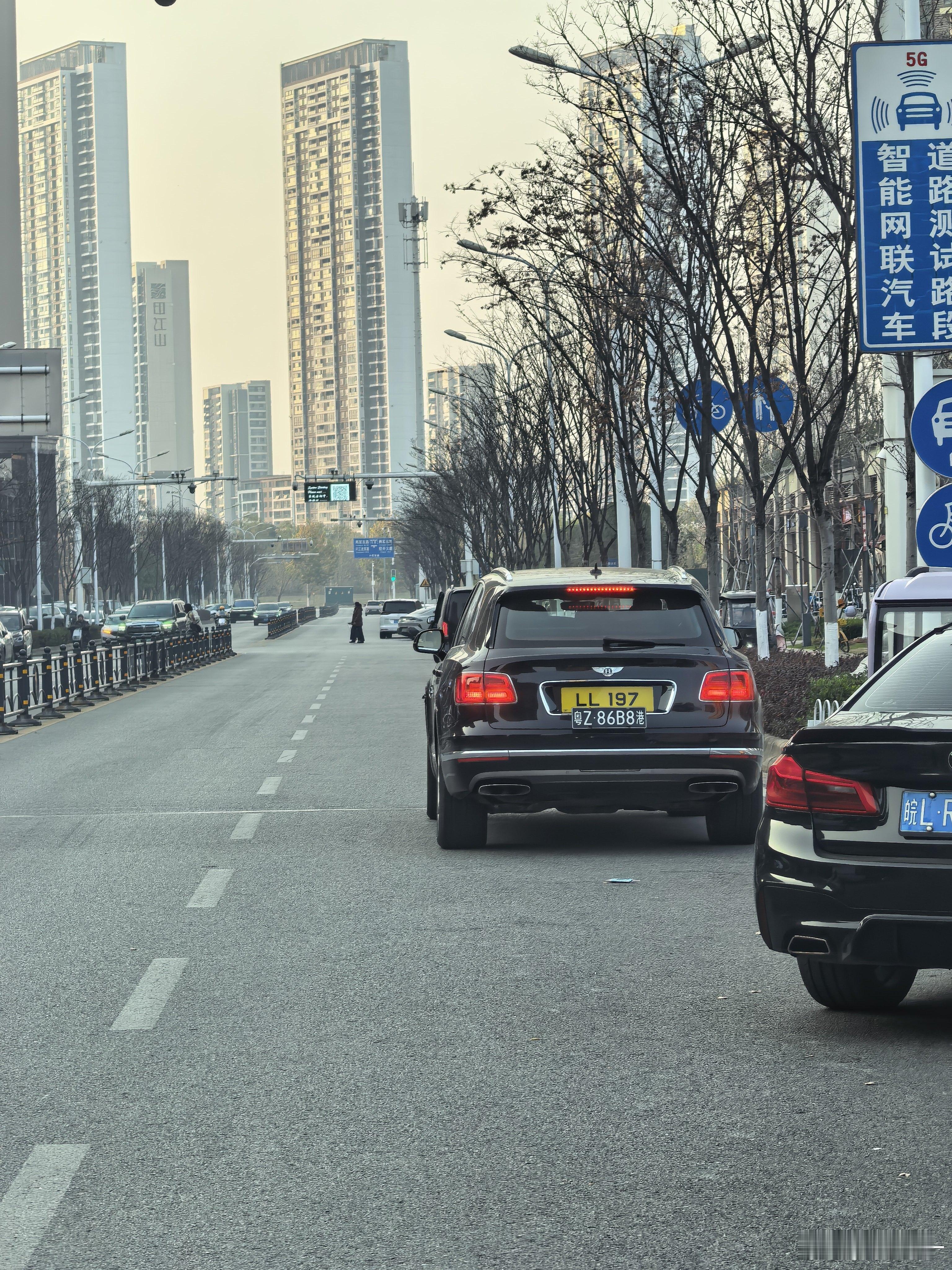 嗯，都说了宾利添越适合自己开我和汽车的日常