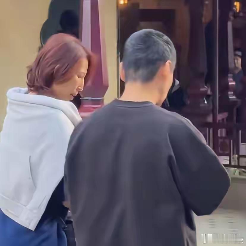 蔡少芬看见老公满头白发，估计都心痛死了！没想到张晋这两年变化这么大，两人还是姐弟