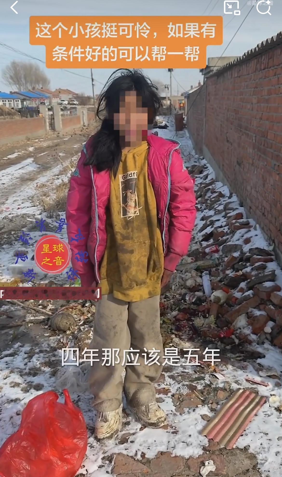 心酸，黑龙江网友偶遇大冬天出来捡食物的小女孩，衣衫单薄，却说自己不冷，暖和着呢。