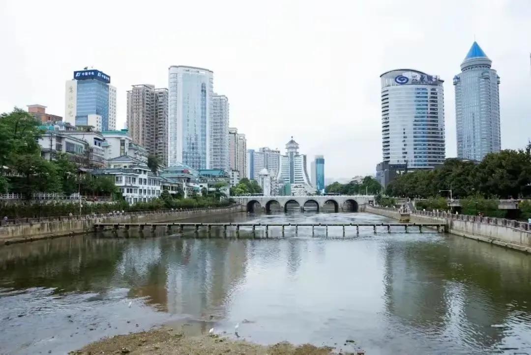 西南地区有个著名的“避暑胜地”，还是省会城市，却不是云南省的省会昆明，而是贵州省