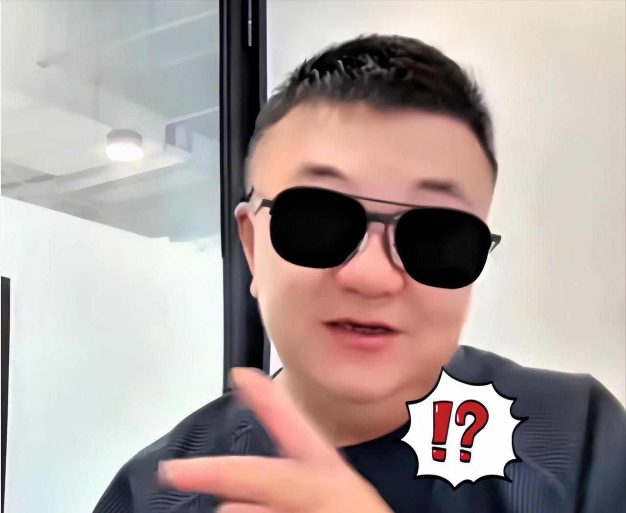 董路直播间拍桌发怒！150个足球、签名球衣、7瓶茅台。全在庆功宴上被偷了。拼尽全