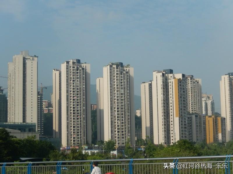 房价跌不回2015年。
这说的是新房房价。
现在全国那么多城市里面，很难找到一个