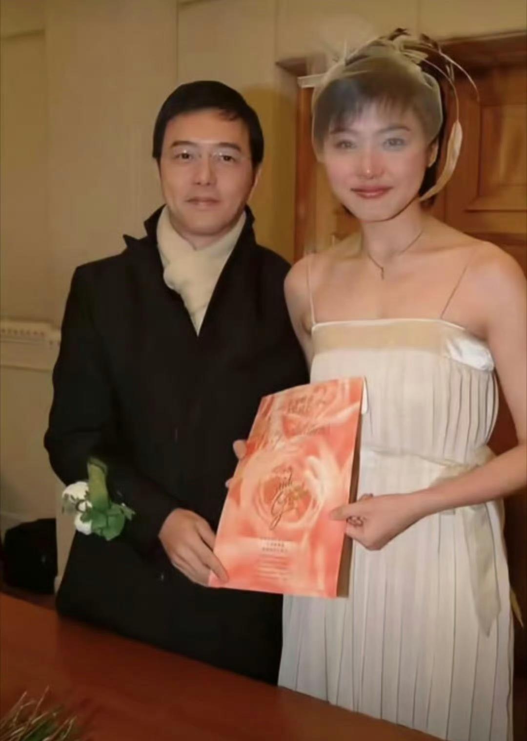 男人婆张廷离婚了！
据港媒消息，《粉红女郎》“男人婆”张延与老公张锦程已离婚，网