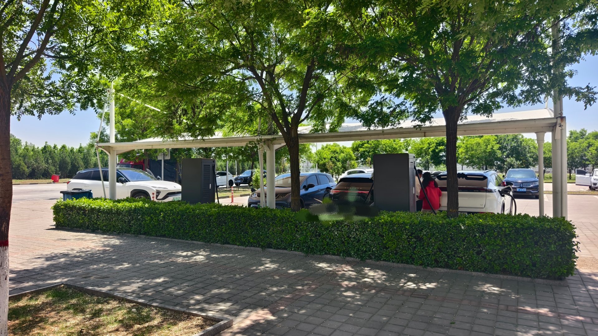 5.1返程路过三个服务区了，前两个充电桩满的，第三个有空余目测前两个等的时间也不