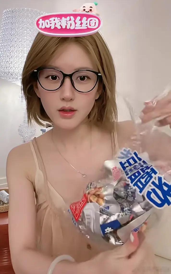赵露思 之前有个艺人高速倒车只要写赵露思🥩同款就算赵露思店了是吧哪怕是赵露思朋