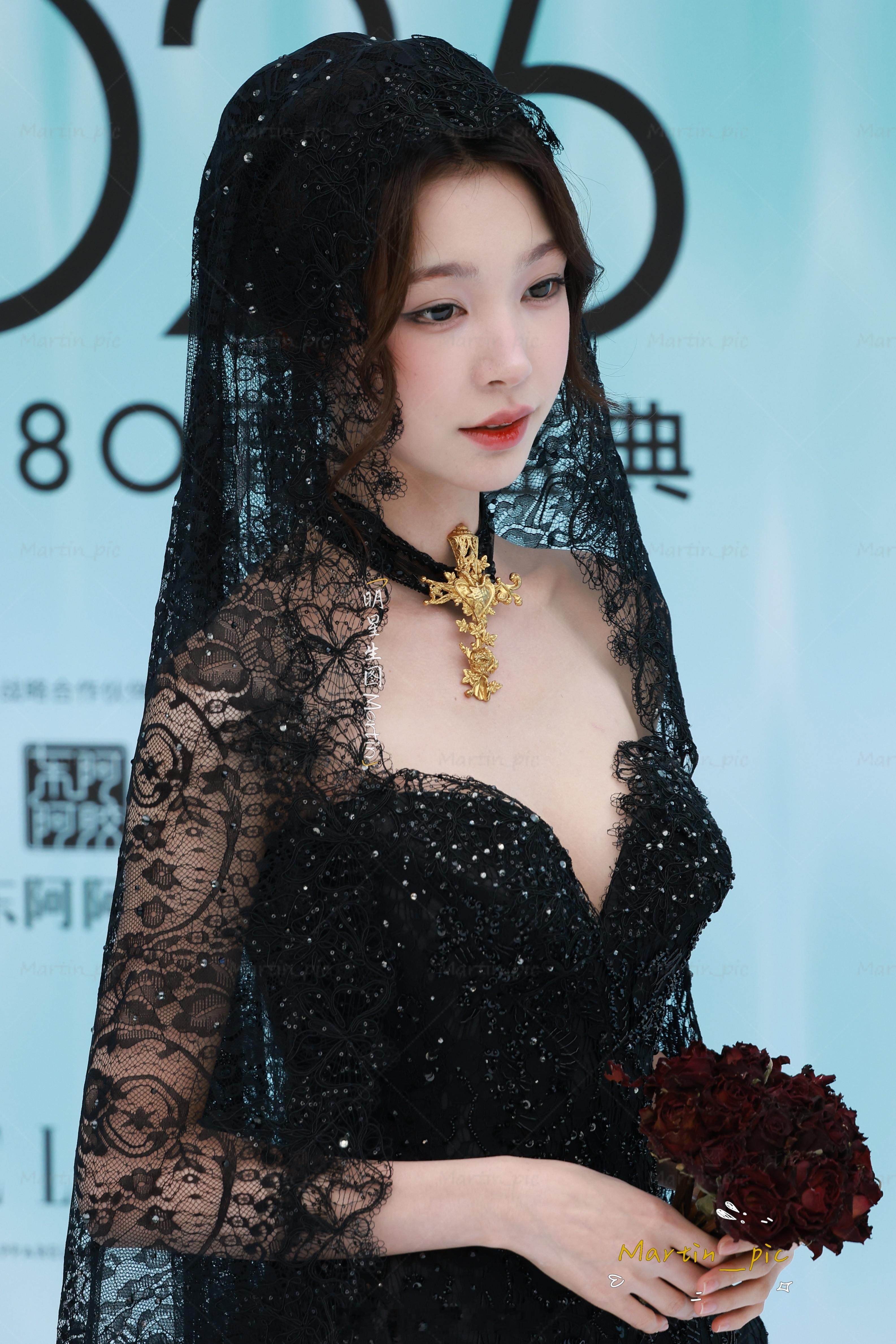 易梦玲[超话] 易梦玲Elle红毯生图黑色蕾丝长裙，姐姐美商太高了，每次红毯都眼