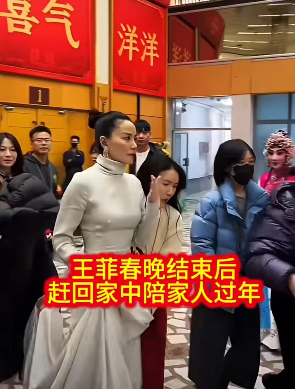 王菲春晚后台照片疯传：上衣惊现两点，登台却离奇消失！
你真以为她能把衣服变魔术？