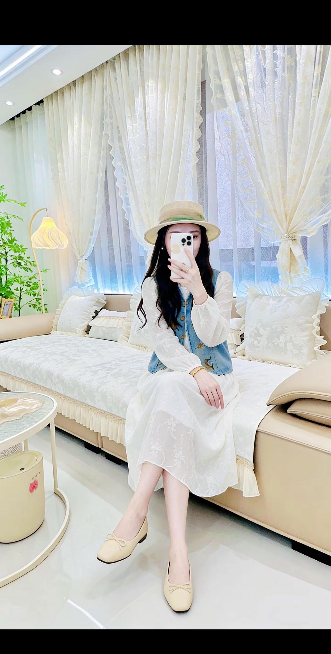 我们都站在各自的角度埋怨对方，算了，彼此各有难处，人和人之间永远都无法共情，你有