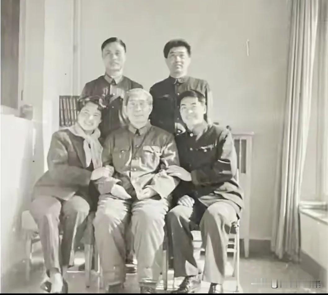 上世纪八十年代初，原总政治部副主任傅钟将军与子女在一起的合影。傅钟是1955年授