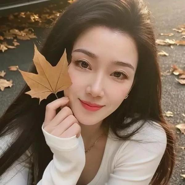 秋日暖阳下的温柔瞬间，落叶与美人相伴。深秋落叶景 落叶氛围照片 秋叶氛围照 落叶