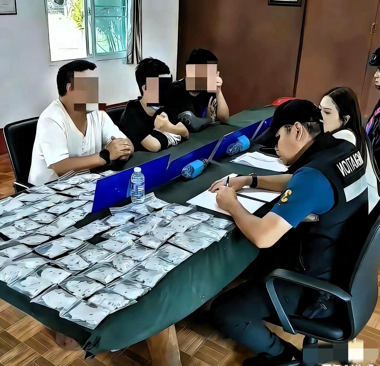 泰柬边境8000张电话卡被扣的新闻，真的让人越想越荒谬！
 
咱们在国内办张电话