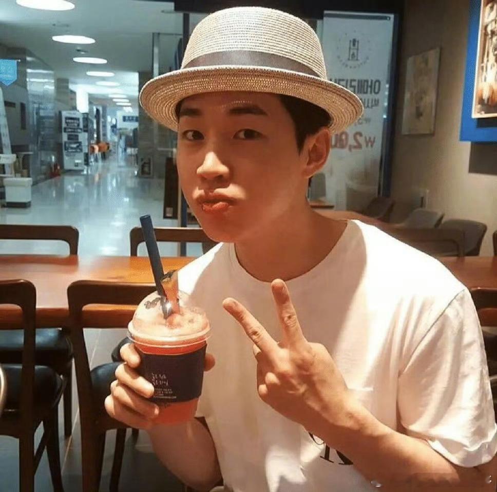 刘宪华18年前就长这样 刘宪华的颜值是被岁月封印了吧！巴黎时装周全程状态拉满，各