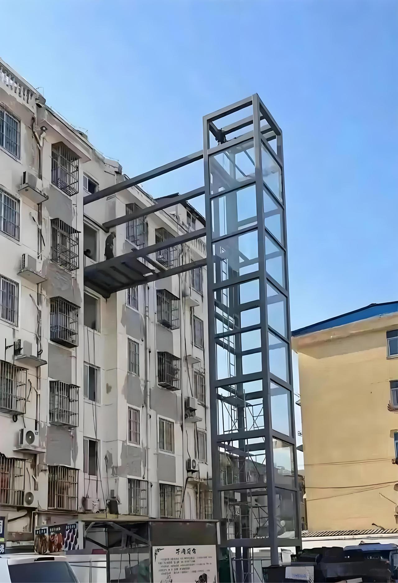 电梯是城市里最沉默的容器，载着人们穿梭于楼宇之间。它见证匆忙的清晨，也容纳疲惫的