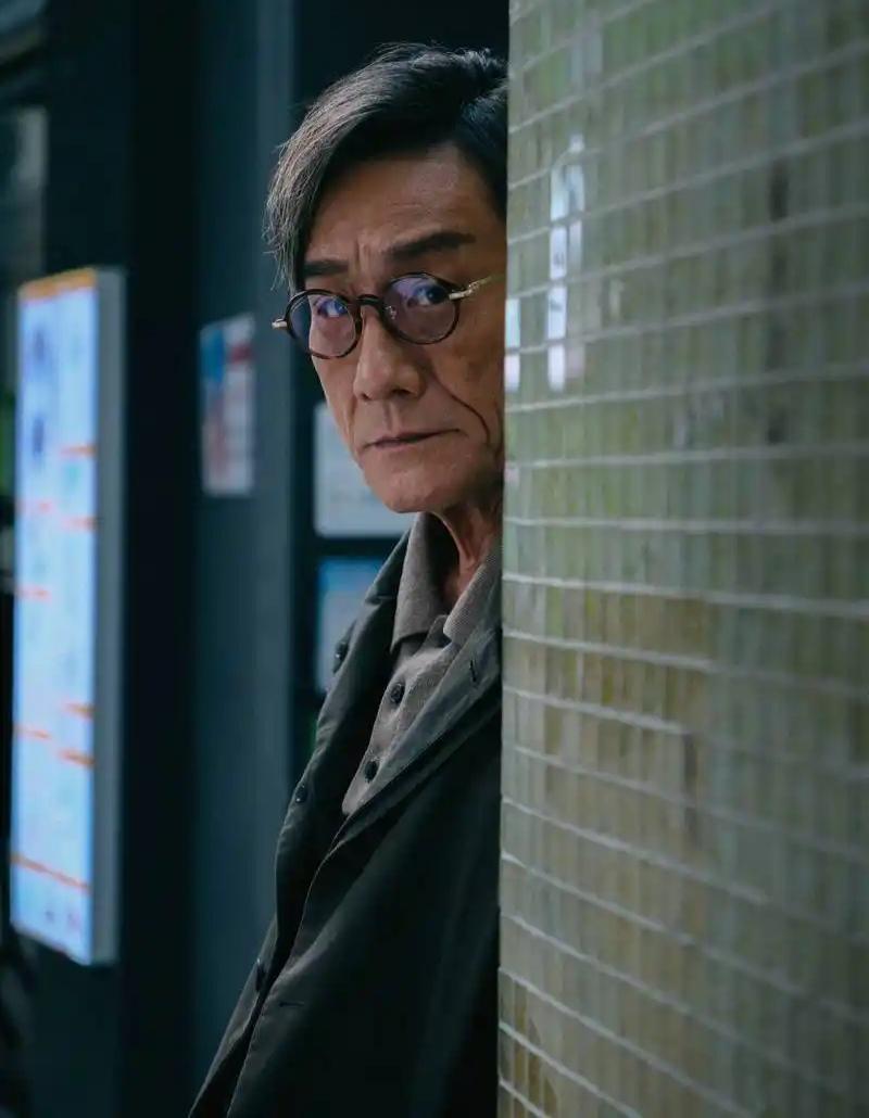 这就是资深老演员的敬业精神！
4月19日，第44届香港电影金像奖，68岁的梁家辉