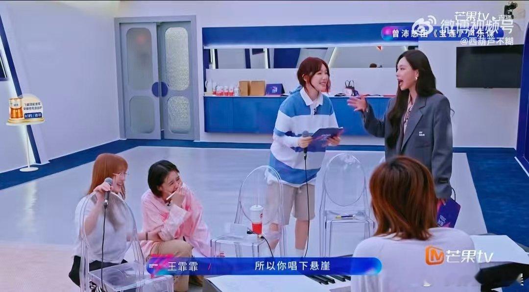 徐梦洁被四个音乐老师包围浪姐直播被专业队友团团围住探讨唱功，沉浸式交流学习，团队