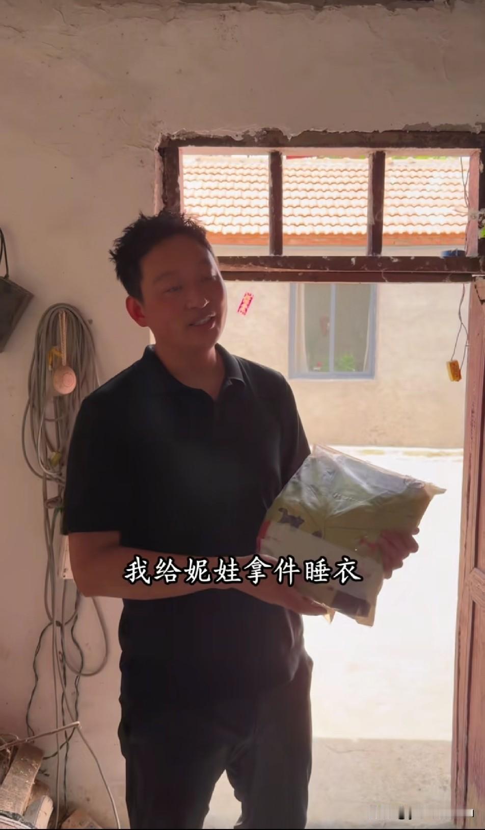 树兰一年都不给妮娃洗两回澡，还需要穿睡衣吗？换来换去的多麻烦
