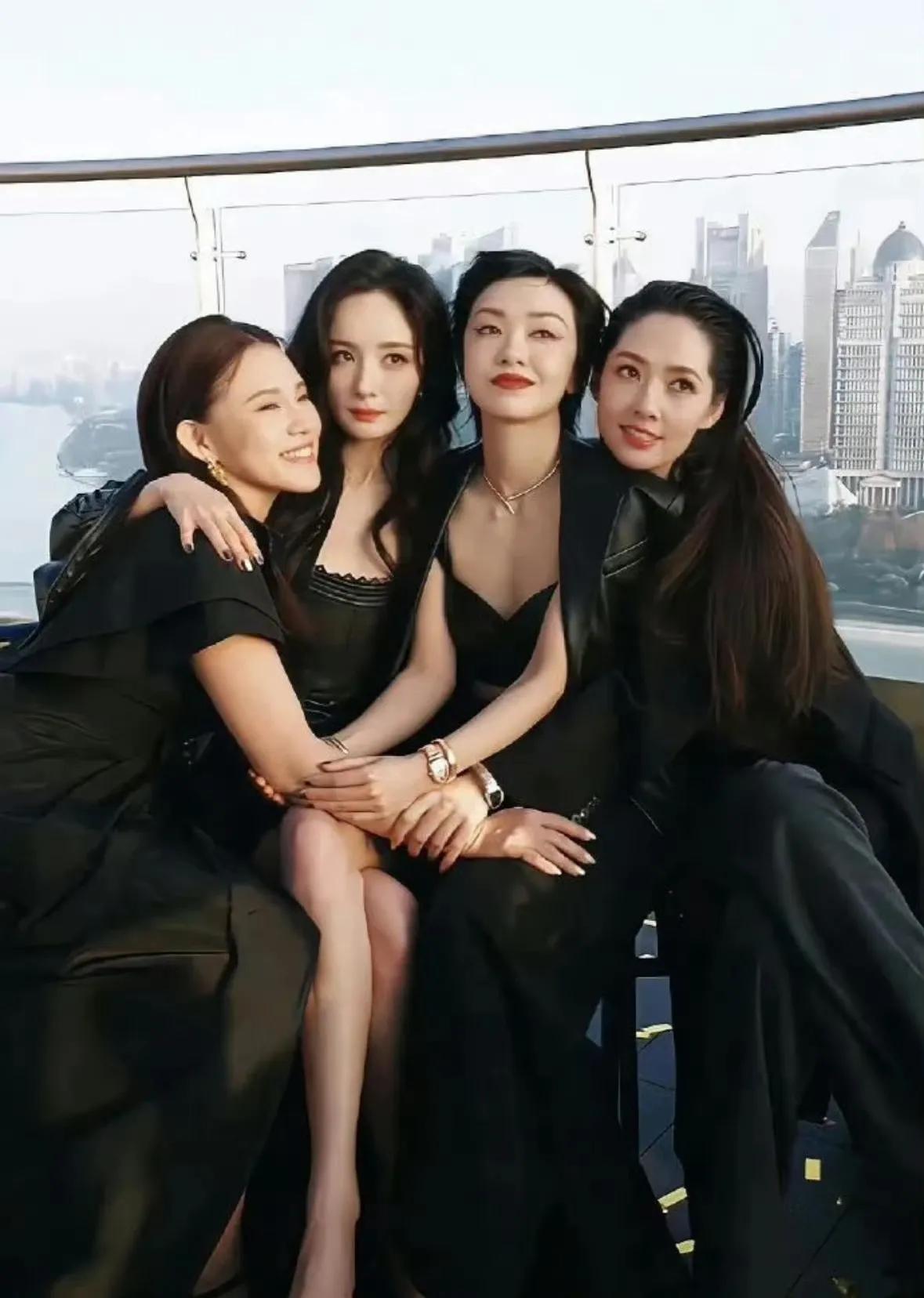 杨幂：晒娃与事业两不误的“拼命三娘”

近日，谢依霖在节目中爆料，杨幂私下是个“