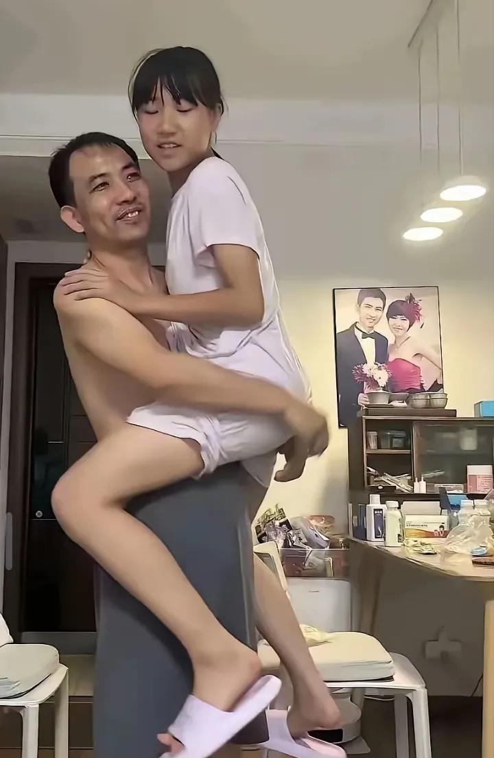 闺女是爸爸的小棉袄，真的是没说错，看这父女两个感情深，这闺女跟爸爸撒娇，还让爸爸