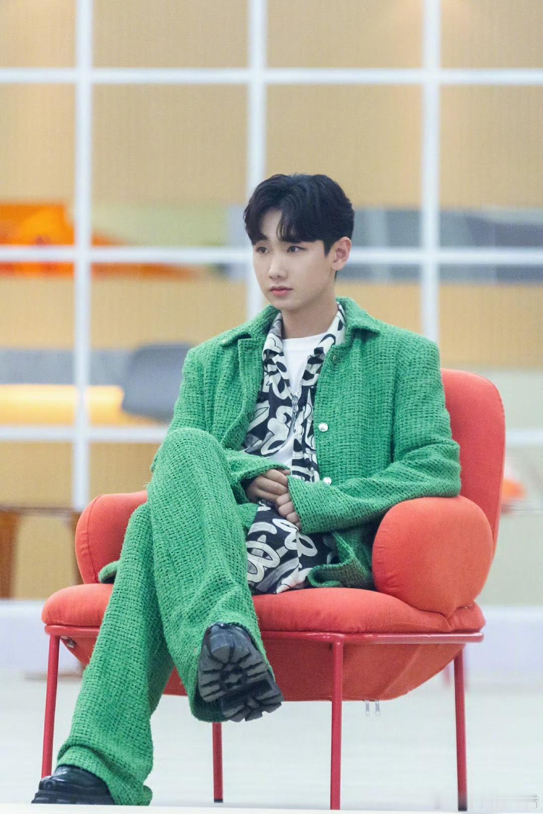 #汪苏泷人没来但歌来了#我们泷泷的《闪耀》水灵灵的登上#我们的歌#了！还是古巨基