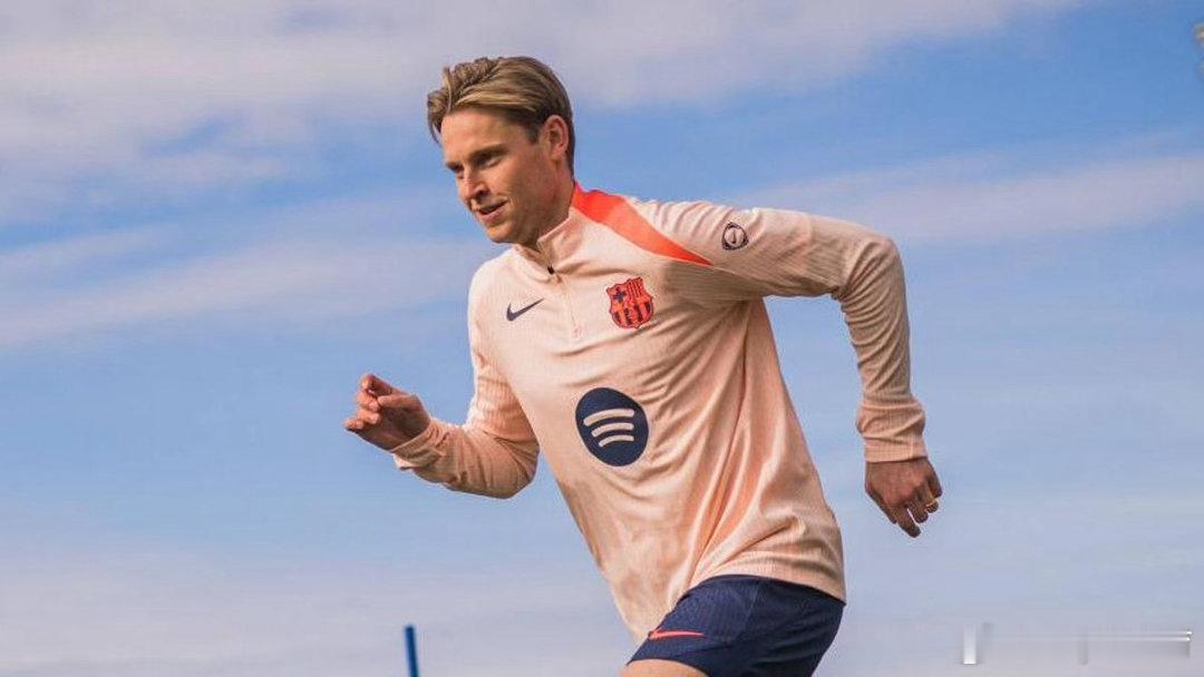 每体：德容今日参加部分合练，有望在加泰德比中复出据西班牙媒体《每日体育报》报道，