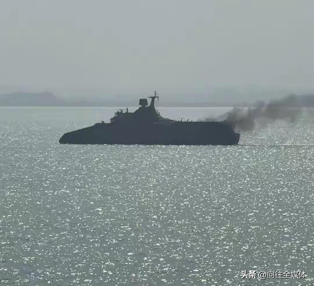 血战到底！伊朗600吨小舰硬撼美军，中弹起火仍拼死反击，血性震撼波斯湾
 
中东