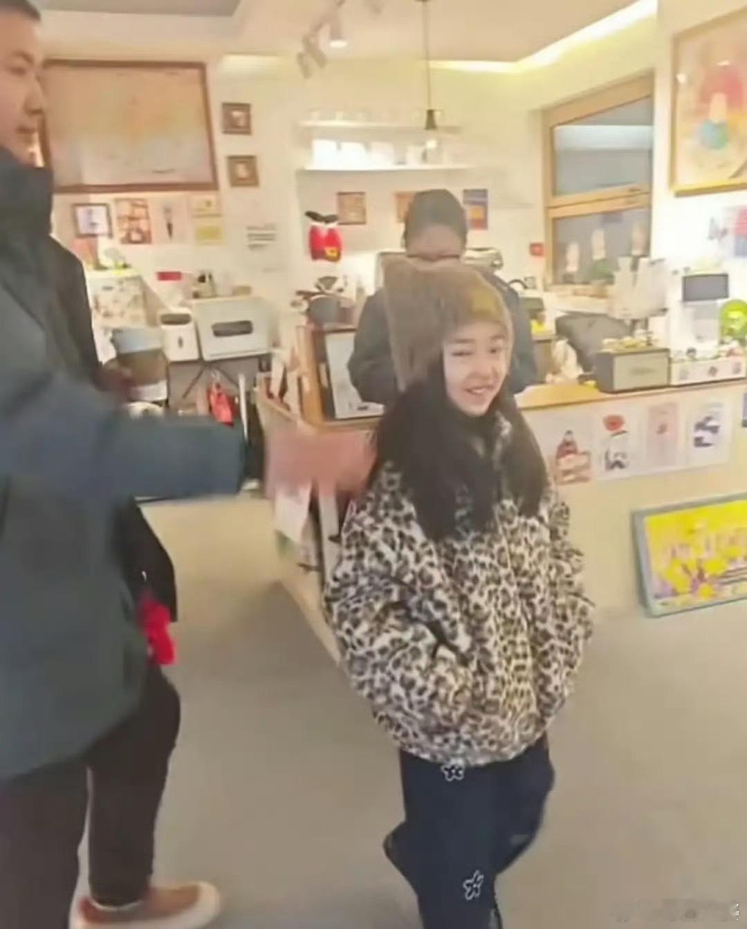 小酒窝去天津找亲爸了看完感觉小酒窝是在满满的爱里长大的。生父陪着爬山玩游戏，亲妈