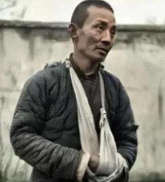 1943年，新四军团长 汤景延 叛变，打死3名新四军战士后，带着600多人投靠日