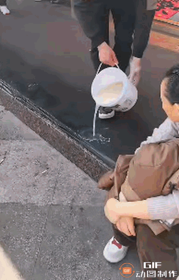 泼掉的是水，砸烂的是景区的金字招牌！
 
        真没想到，庐山景区的商