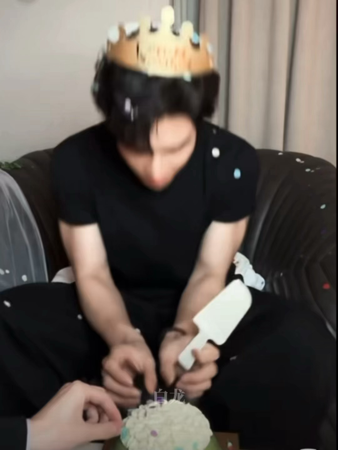 哎我特别喜欢这里hw在专心帮zz挑落在蛋糕上的纸花zz说着“没事昂” 很温柔地抬