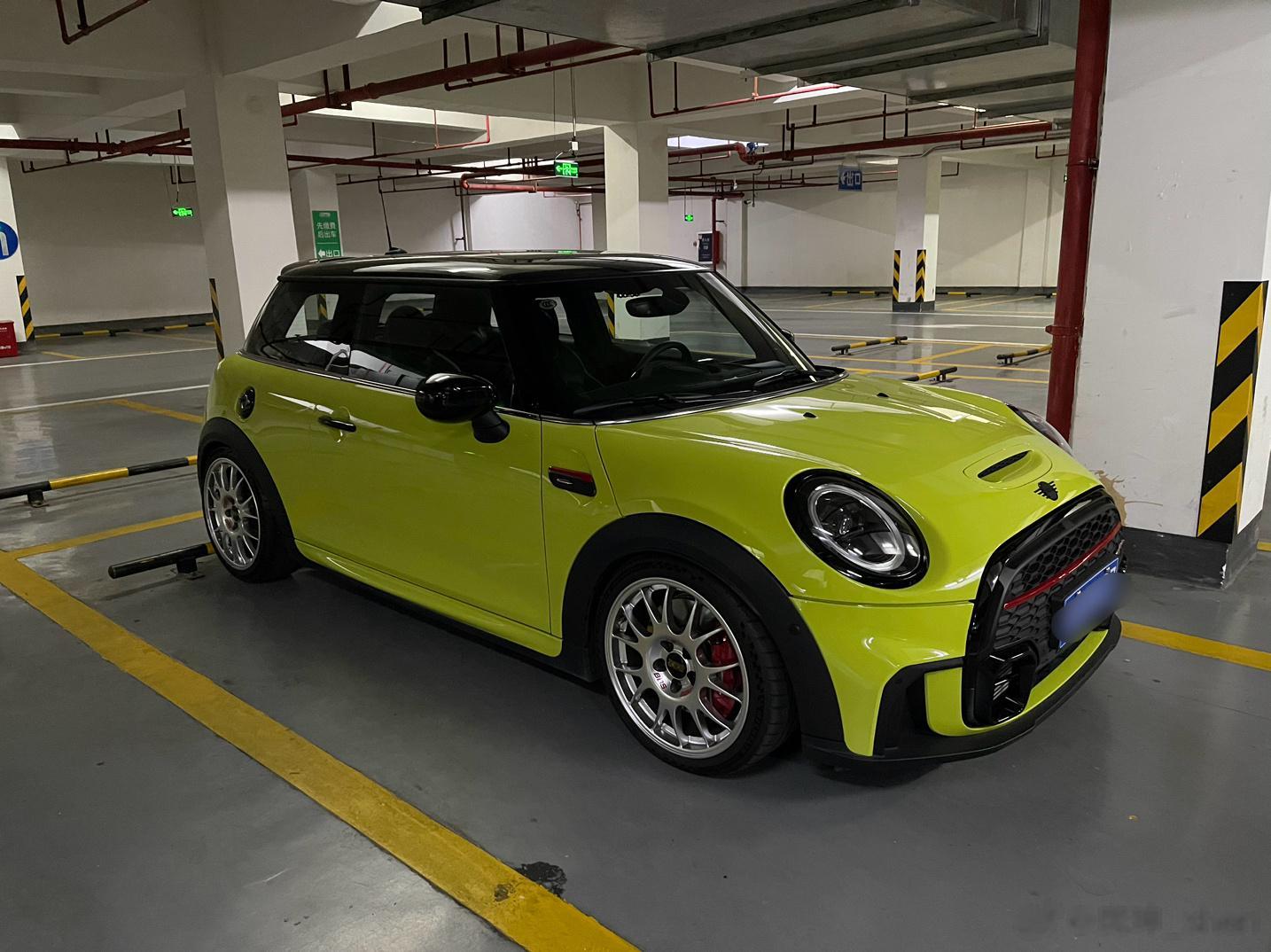 真的巧，和朋友约晚饭，他开着JCW来的😂 ​​​