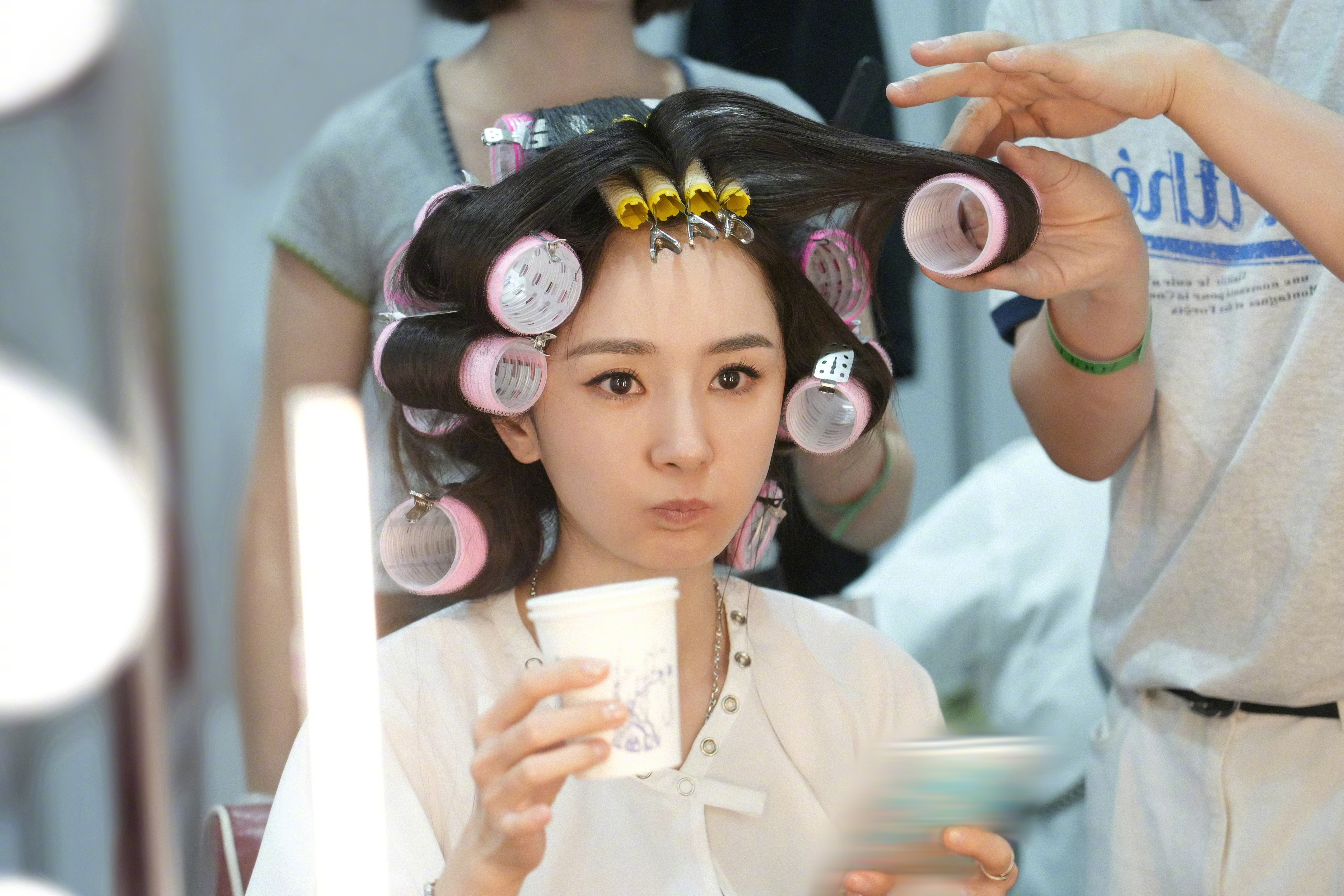 杨幂冯太后盘发造型路透  在复制粘贴的时代，你是手写的诗