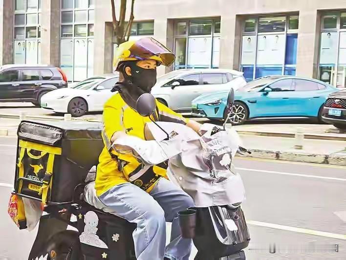 外卖行业：为女性开启公平、自由与保障的新就业之路

最近在街上跑的外卖女骑手真是