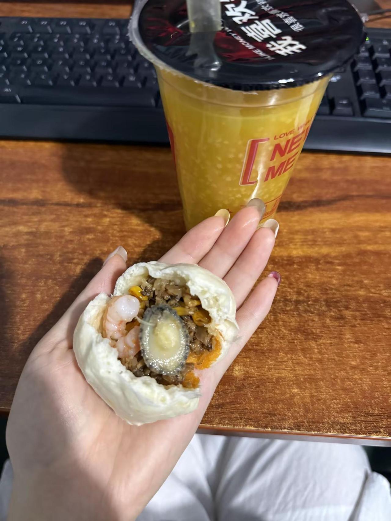 “最近一般般 夏天了很热 我的头发又长了 也瘦了很多 除了上班就是吃饭睡觉 ”