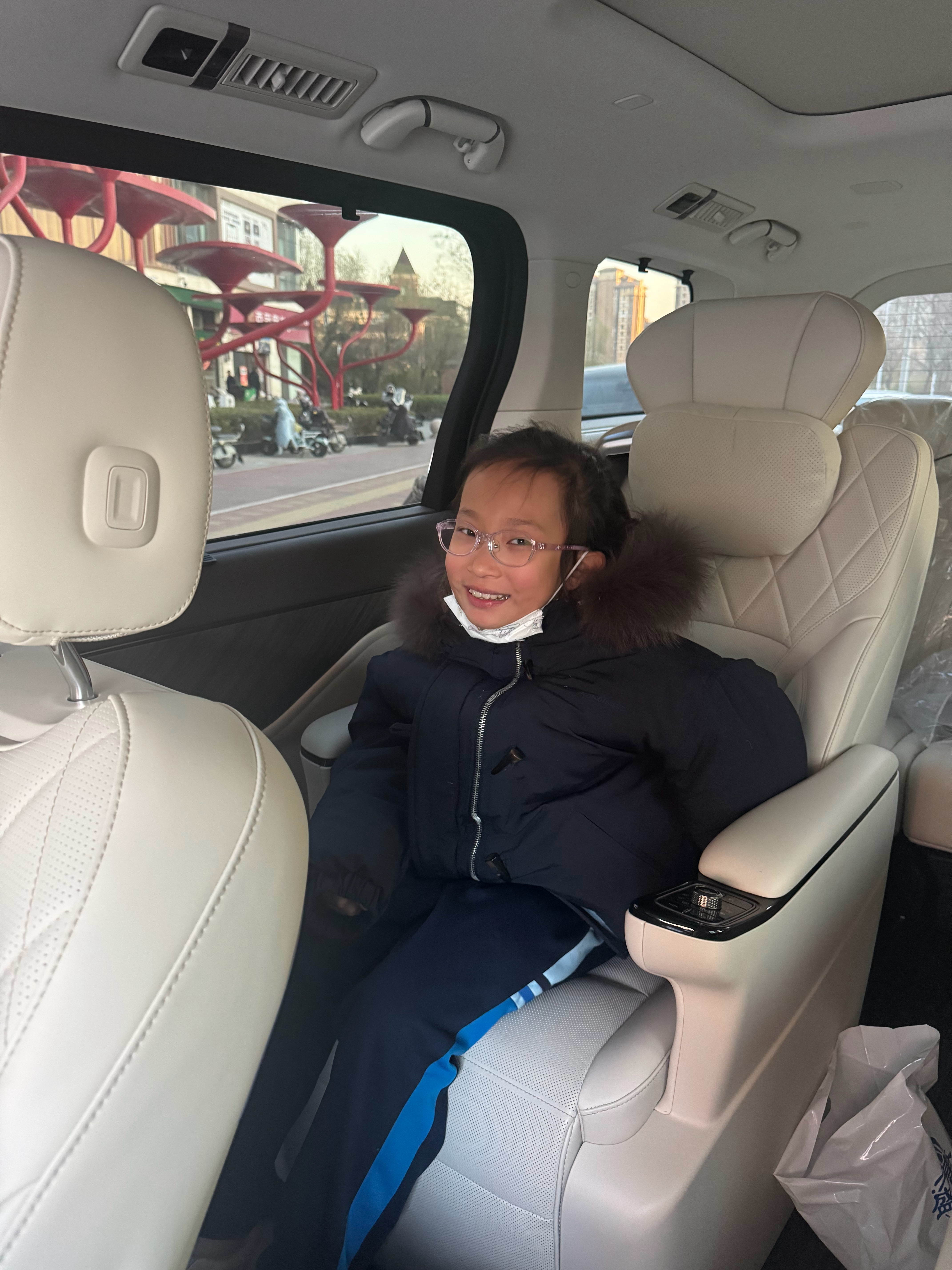 妹妹昨天出去研学（其实就是学校组织出去玩）。不会天津昨天降温厉害，他们又是在室外