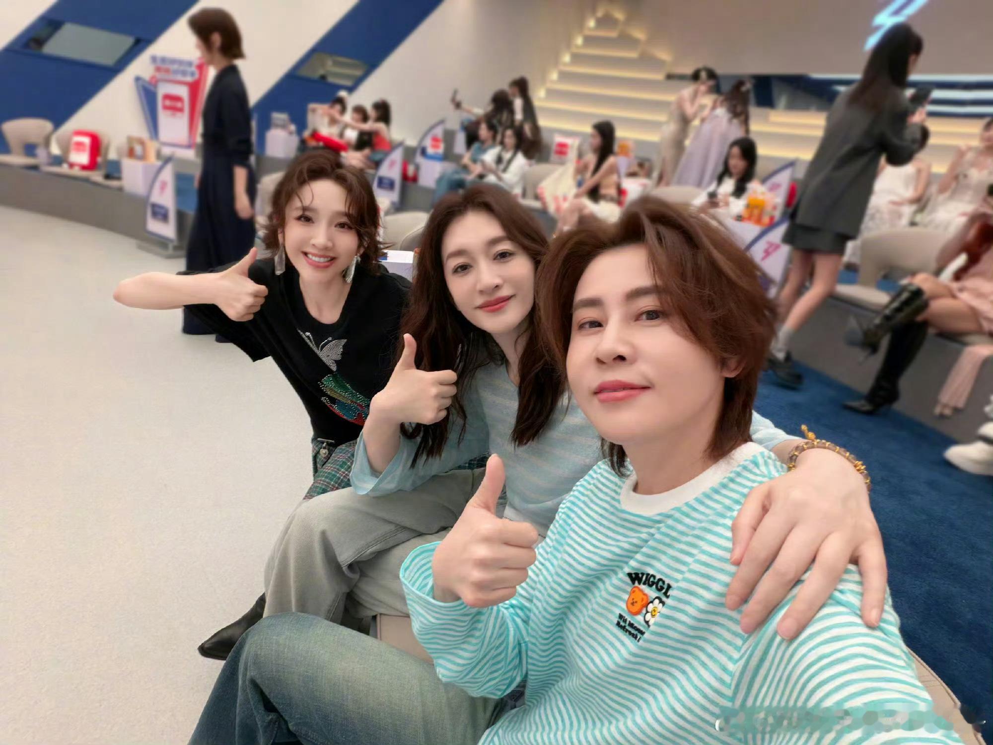 唐艺昕李小冉王濛自拍三位姐姐同框自拍也太养眼了吧！唐艺昕笑容超甜，李小冉温柔气质