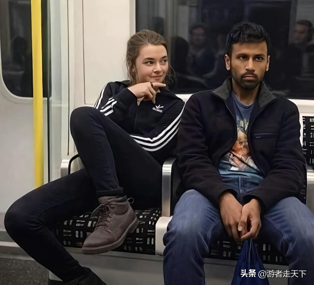 顶级美女坐在印度人身边，满含笑意的看着他，这位印度人竟然不为所动。
是不是特别不