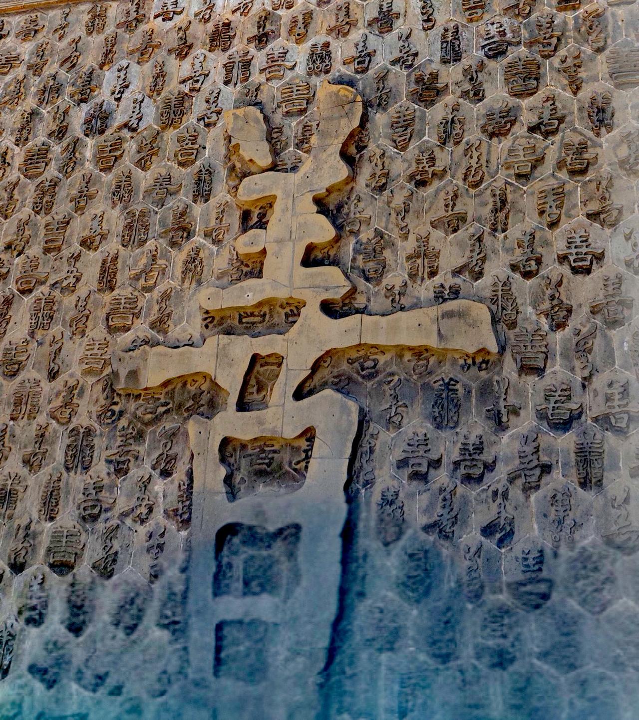 别忘记，距离运城市38公里的万荣县闫景村，有个和乔家大院，王家大院并称晋商三蒂莲