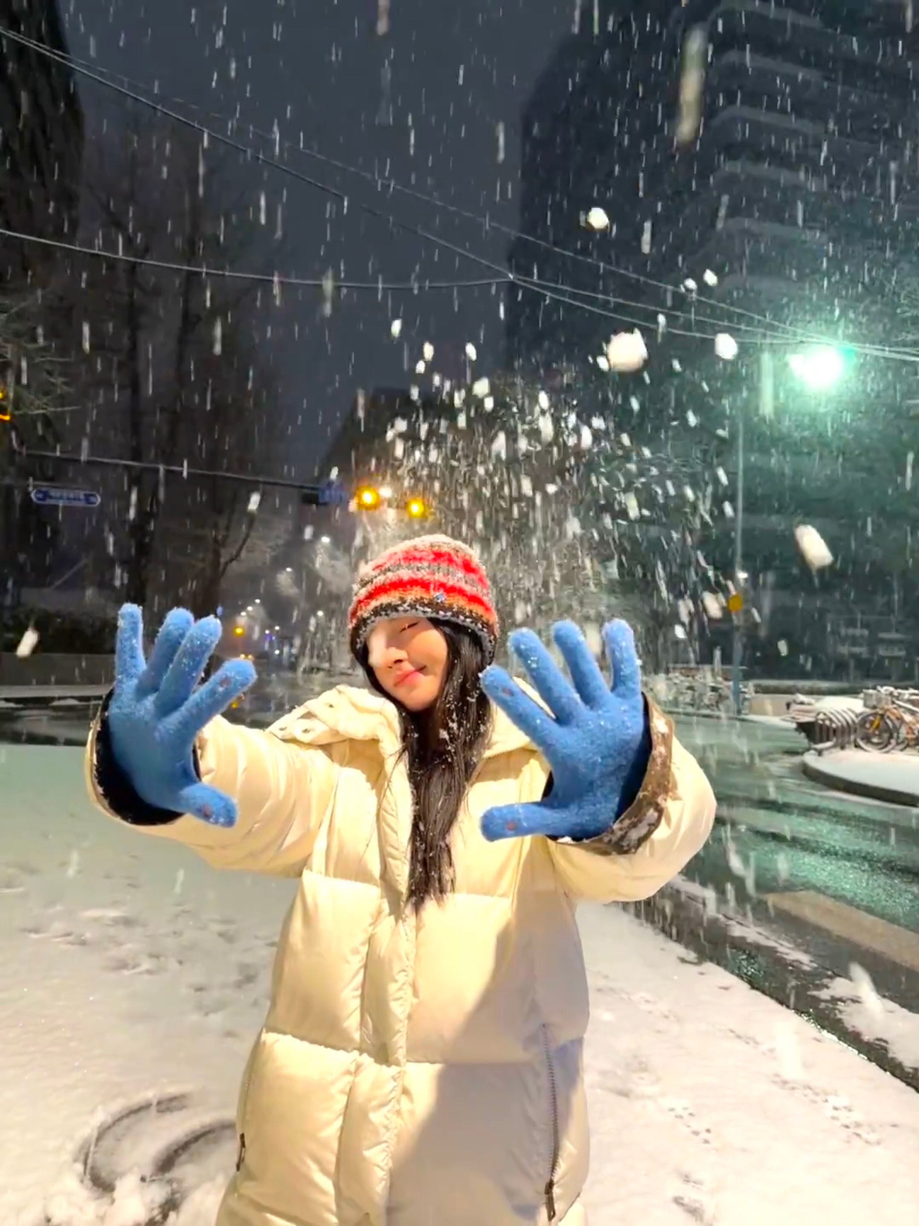 我以为谁在我女头上砸雪球炸雪花了