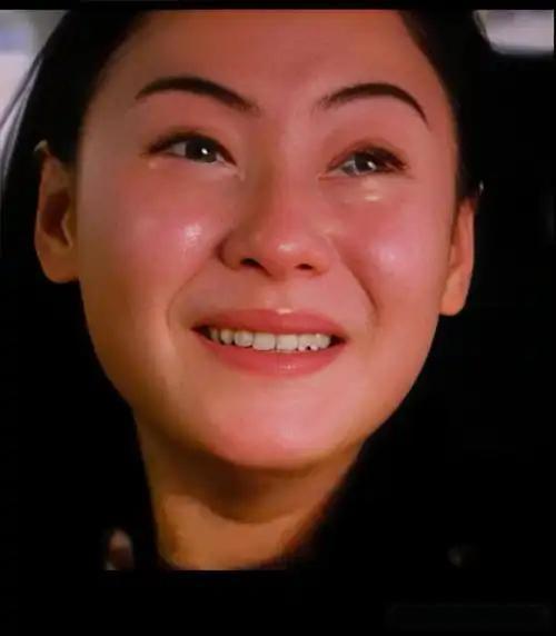 法庭上，她声泪俱下地喊出“我两天没睡觉，对我很不公平”。

一场涉及4000万港