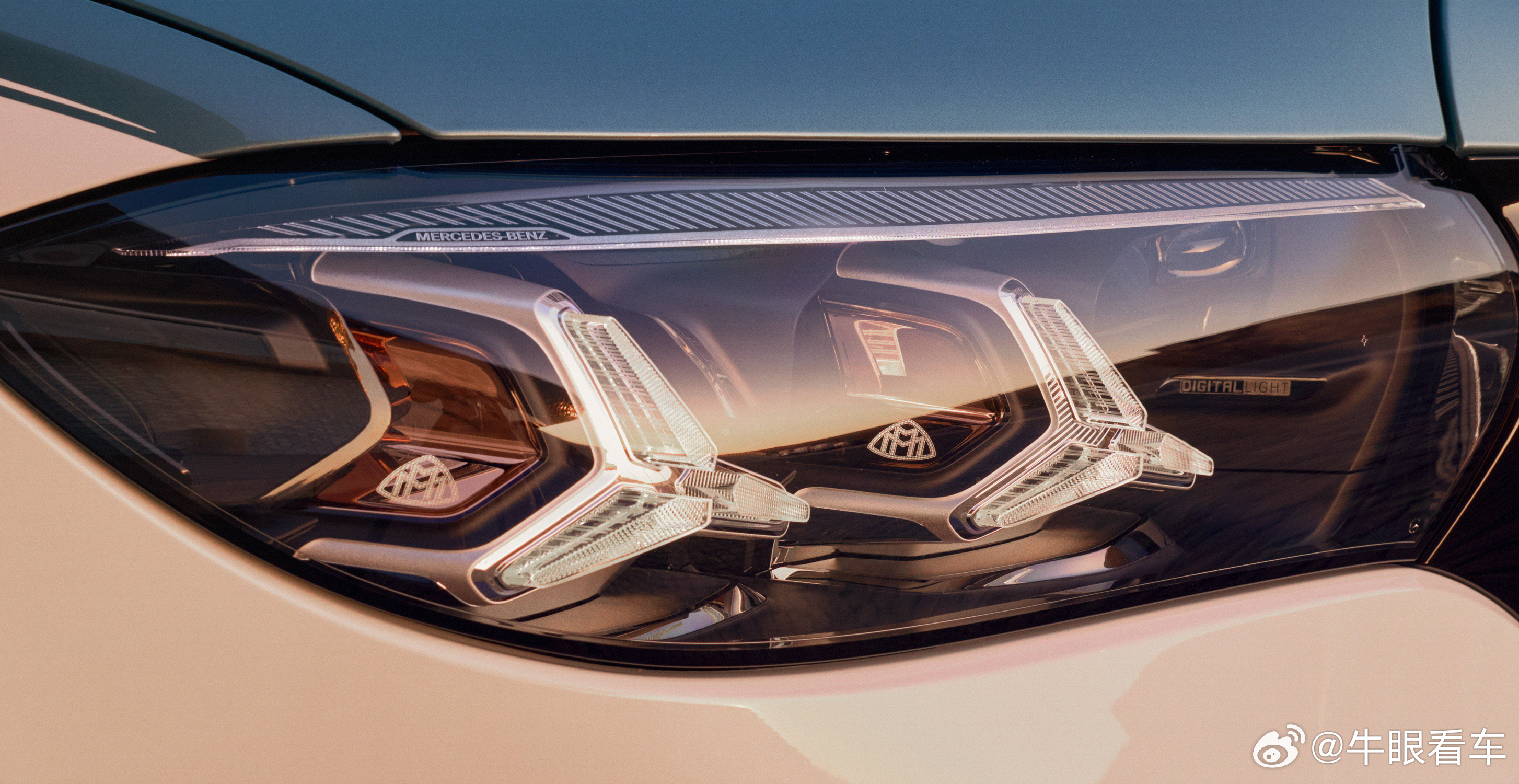 这次S级改款后，迈巴赫S级的大灯里加了迈巴赫logo这就呼应了240代的时候，那