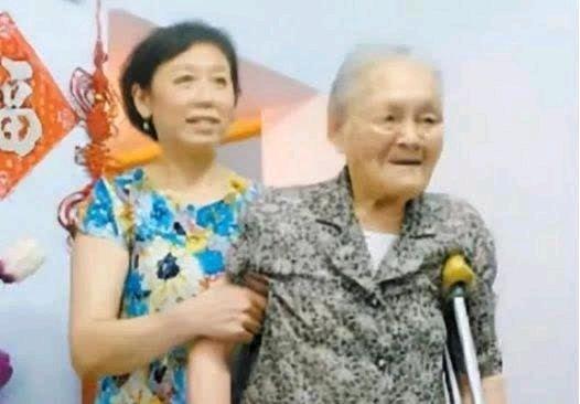 1966年，一对干部夫妻被带走，临走前，他俩将保险箱的钥匙塞到47岁保姆手里，红