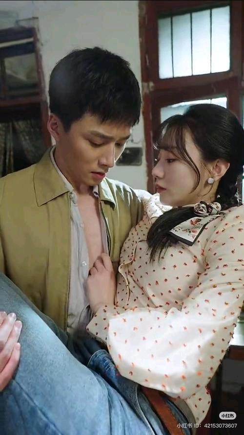 王军长是一个军阀，三妻四妾的。由于疏于亲热，小妾梅花和警卫高松有染。有一天，高松