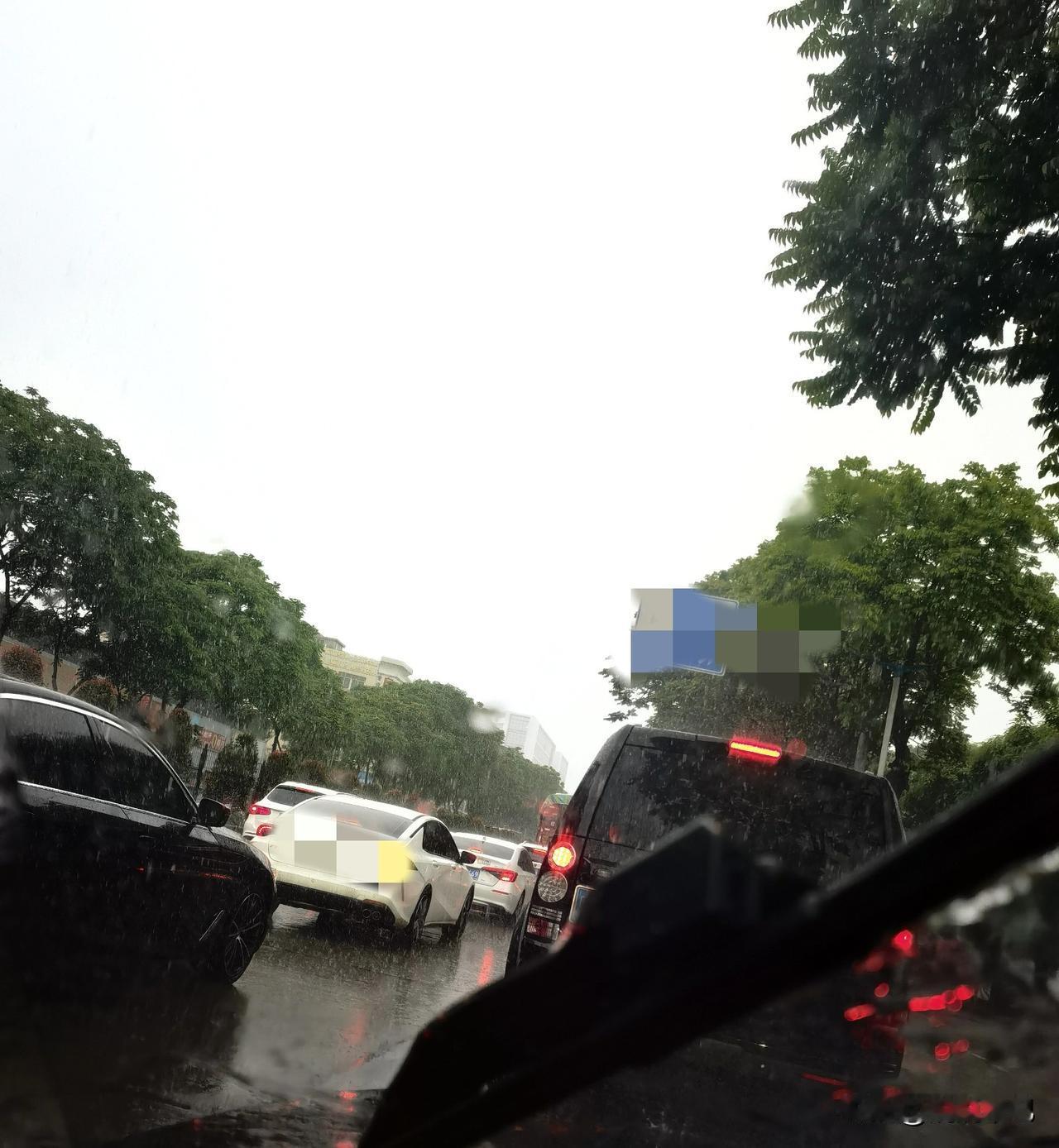 这几天出门天天遇上大雨，这个时候就特别羡慕开SUV的朋友们了。
大雨天，路面到处