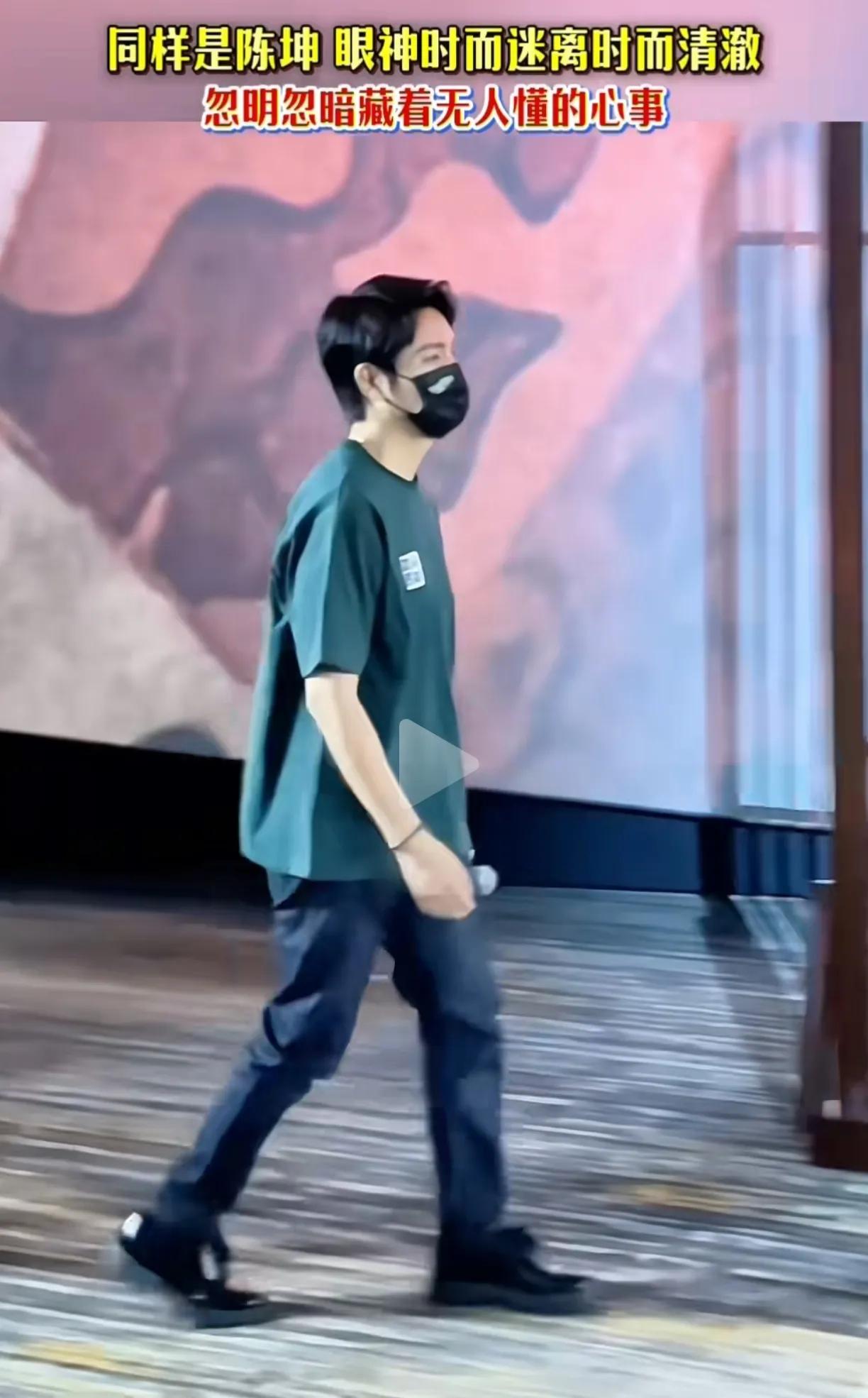 陈坤好像站不直一样，弓腰驼背，衣服裤子鞋子都要大一码，穿着松松垮垮的，表情也不自