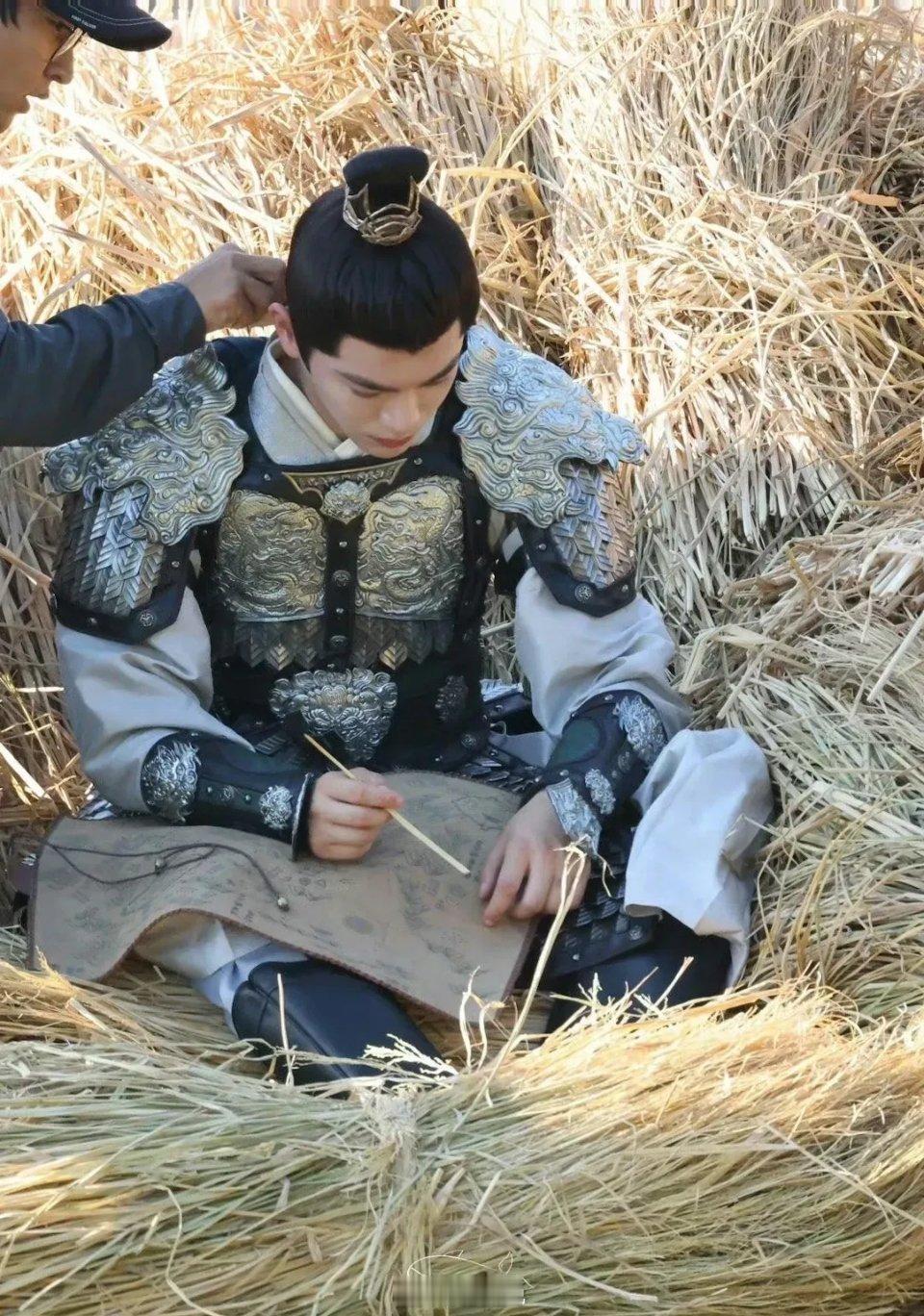 丁禹兮《山河枕》叼草路透生图流出，鲜衣怒马，意气风发，少年将军简直就是为他量身定