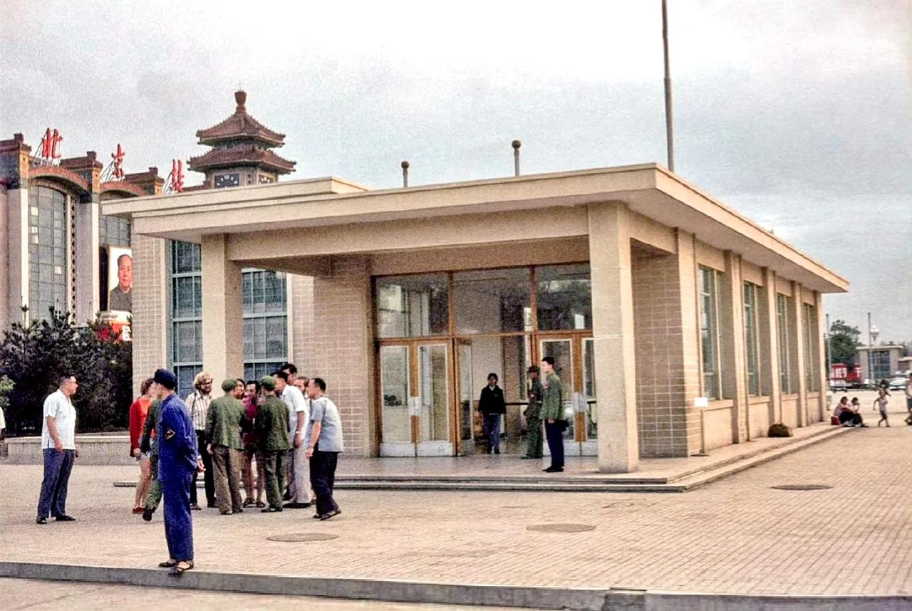 1971年，北京火车站旁的地铁入口 ​​​
