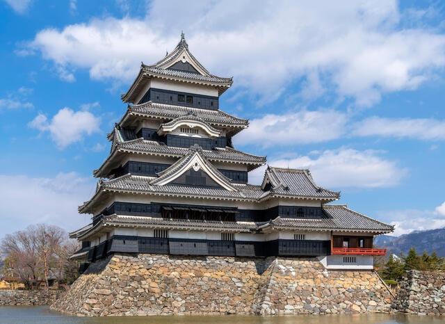 拿捏一个人
最狠毒的方式：
不是争吵，不是报复，
而是无视。
无视，是最高级的冷