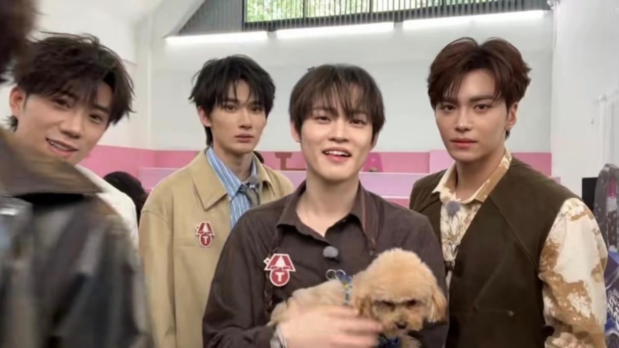 钟辰乐抱希林娜依高的狗温馨又治愈的趣味画面来袭，钟辰乐温柔抱着希林娜依高的小狗，