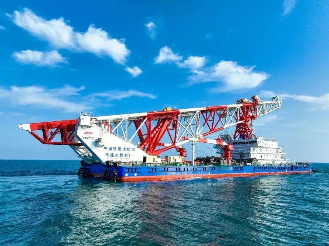 想在风大浪急、几十米深的远海建跨海大桥，第一步就得把巨型桩基牢牢扎进海底，这活儿